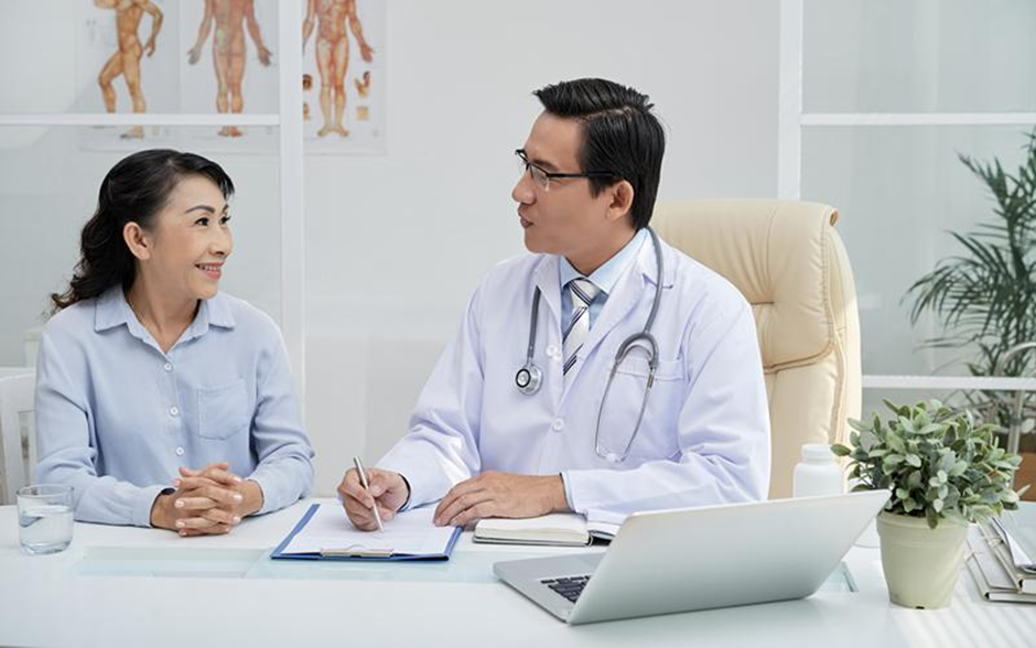 How Women’s Clinics Tailor IVF Plans for Older Patients